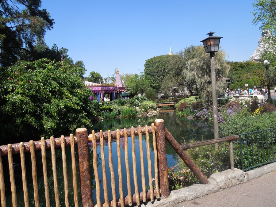 Disneyland Frontierland Streets